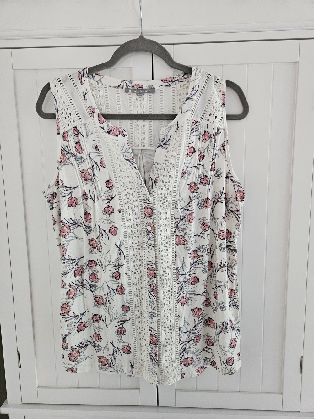 Daniel Rainn White Floral Crochet-Trim Sleeveless Tank